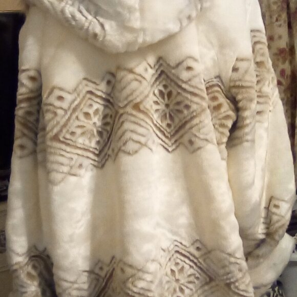 Woman Within Faux Fur Coat, sz 2x, Ivory 2/tan Nordic pattern - Picture 7 of 7